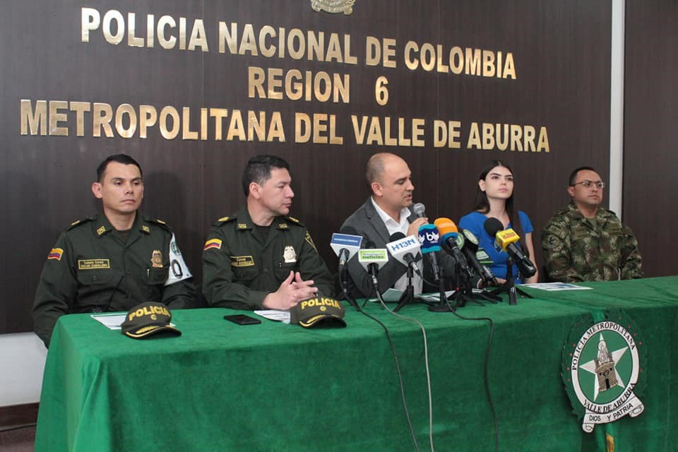 El alcalde Bello y la secretaria de gobierno en rueda de prensa en conjunto con las autoridades