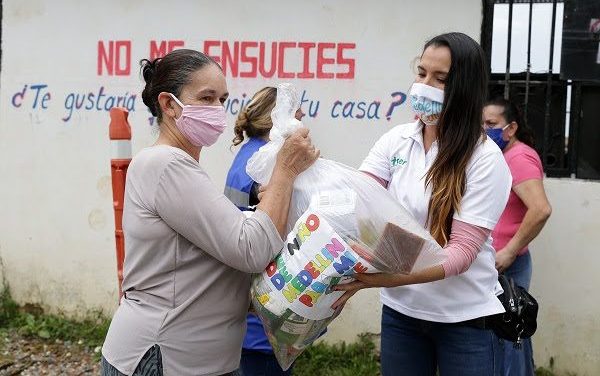 La Comuna 13 recibió mercados donados por  J Balvin