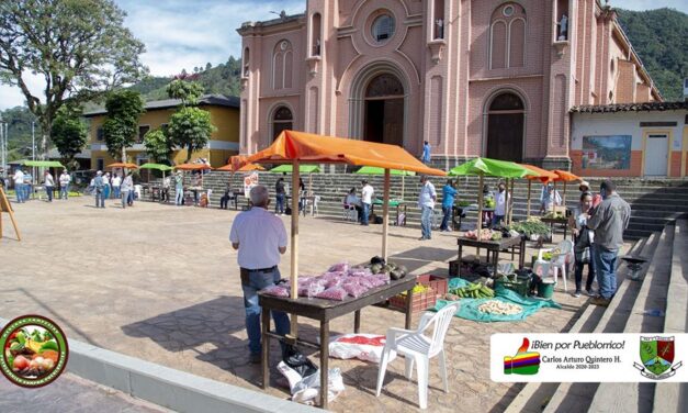 Pueblorrico celebra el mercado campesino