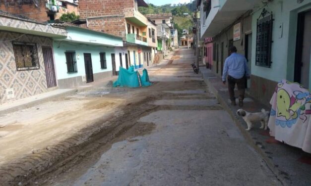 Pavimentación de vías urbanas en Caracolí