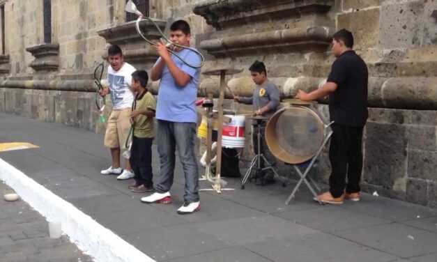 Música con materiales reciclables en San Vicente