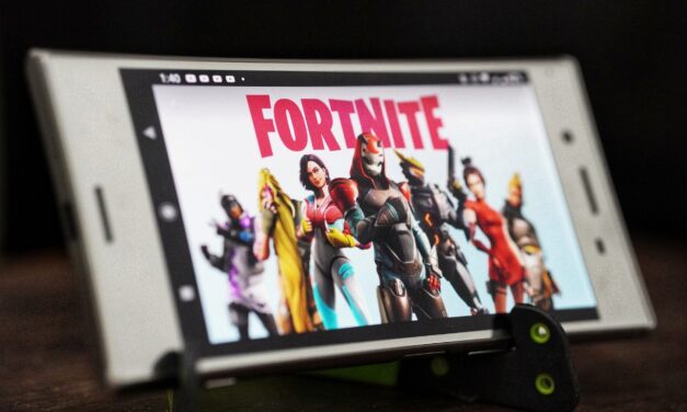 Popular juego Fortnite fuera de las tiendas de teléfonos