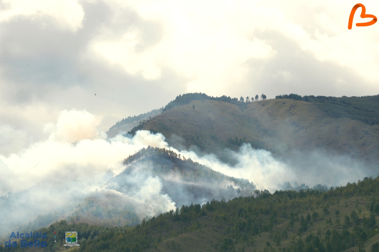 Incendio en el Cerro Quitasol en Bello