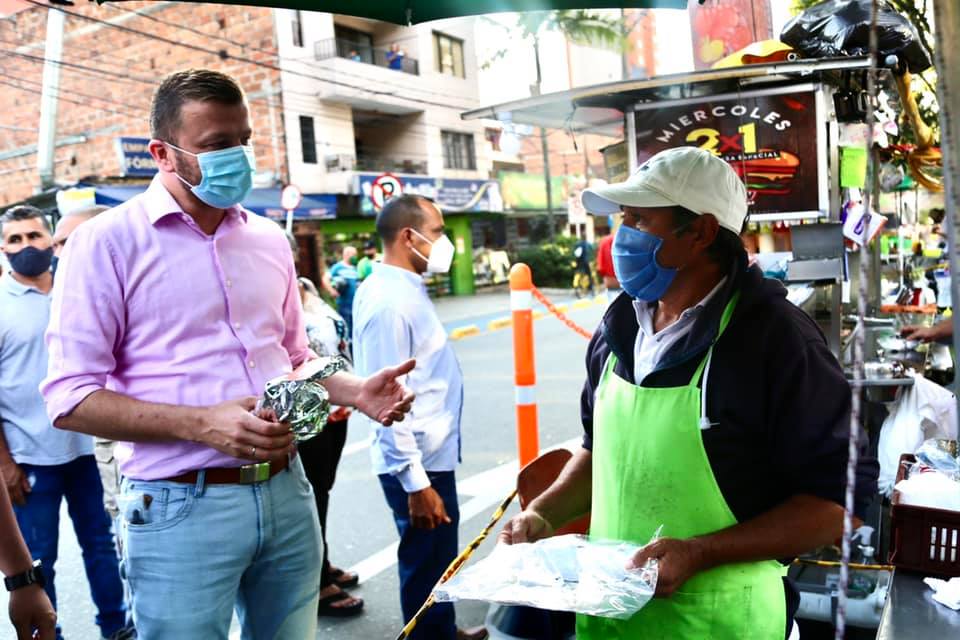 Alcalde de Sabaneta regala kist de bioseguridad a los venteros del municipio
