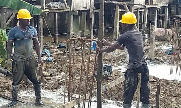 En Murindó se construyen puentes palafíticos