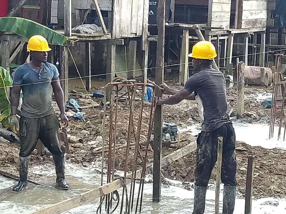 puentes En Murindó se construyen puentes palafíticos