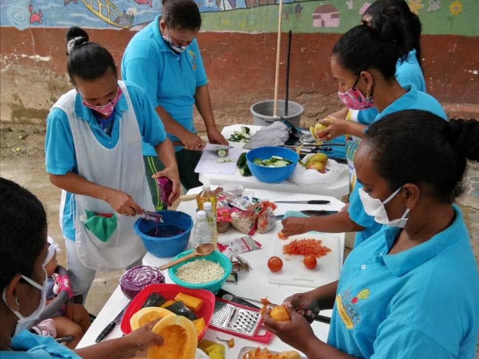 Huerta “Tierras del Santo” en Sopetrán. En articulación con la Secretaría de la Mujer del Departamento de Antioquia, el Enlace de Equidad de Género del Municipio y la Oficina de UMATA y Medio Ambiente, se viene realizando la ejecución del "Proyecto Siembra". Contemplado en el Plan de Desarrollo Departamental "Unidos por la Vida" y El Plan de Desarrollo Municipal "Pacto por Sopetrán con Calidad de Vida". Este proyecto está enfocado en fortalecer la seguridad alimentaria, autonomía económica y garantía de derechos de las mujeres rurales del departamento de Antioquia y del Municipio de Sopetrán, por medio de proyectos productivos asociativos. Huerta Tierras del Santo Se realizaron visitas a la "Huerta Tierras del Santo" conformado por el grupo de Mujeres Afro en el Corregimiento de San Nicolás, se les hizo entrega de insumos de bioseguridad y se realizó capacitación en manipulación de alimentos. Consideramos y priorizamos la importancia de los procesos y movimientos sociales en la construcción de soberanías legítimas. En este sentido la autonomía alimentaria se convierte en un paso necesario para alcanzar la soberanía, como un hecho de autodeterminación, resistencia y lucha por la permanencia cultural de las comunidades. Para nosotros las estrategias nacionales de soberanía y las políticas de seguridad alimentaria tienen que surgir desde las experiencias locales y regionales de autonomía para potenciarlas y afianzarse en una construcción de abajo hacia arriba.