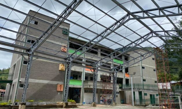 Heliconia mejora las condiciones de una escuela rural