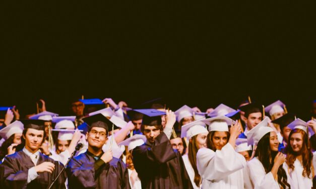Alcaldía de Copacabana apoya estudiantes de 11