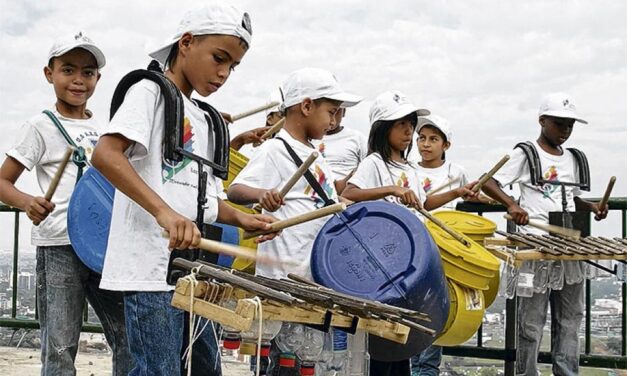 Música con materiales reciclables en San Vicente