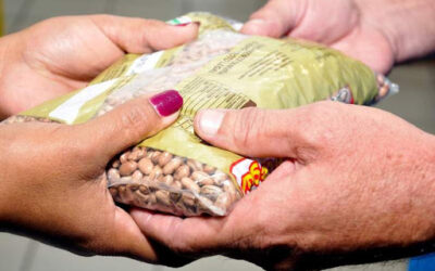 Entrega de paquetes alimentarios en Puerto Berrío
