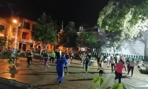 Aeróbicos al parque en Uramita
