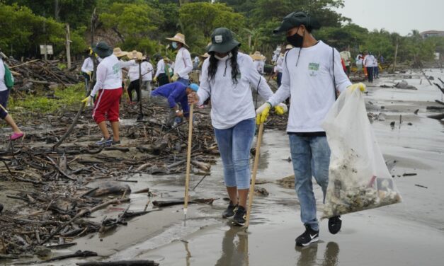 Un éxito primera jornada de limpieza de playas