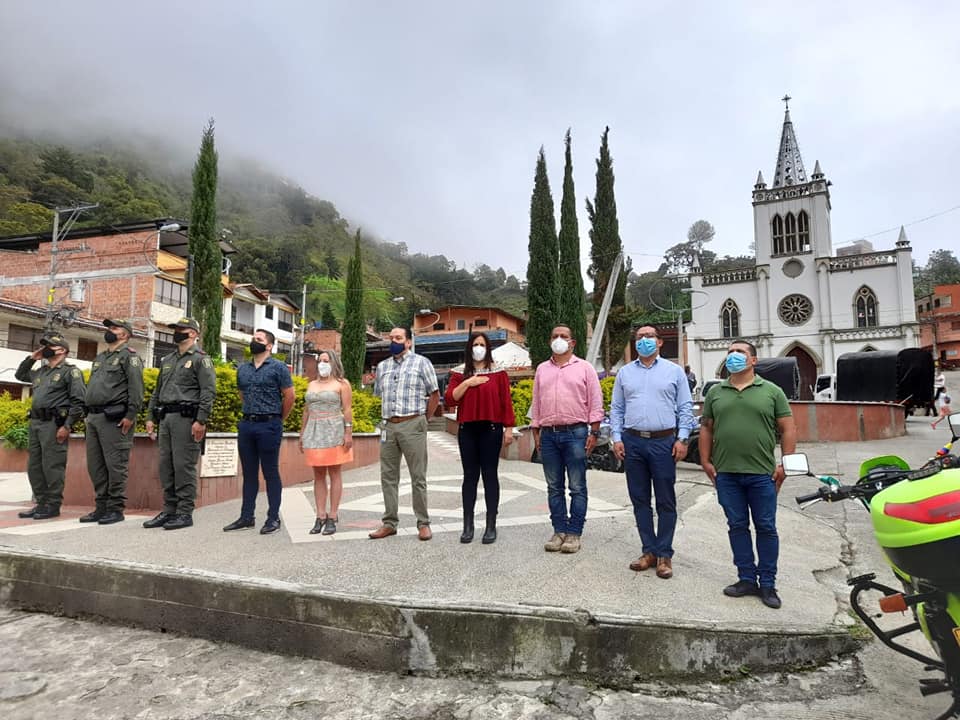 Giraldo conmemora la Policía Nacional