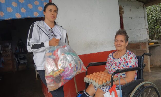 Olaya entrega suplementos alimentarios a las personas