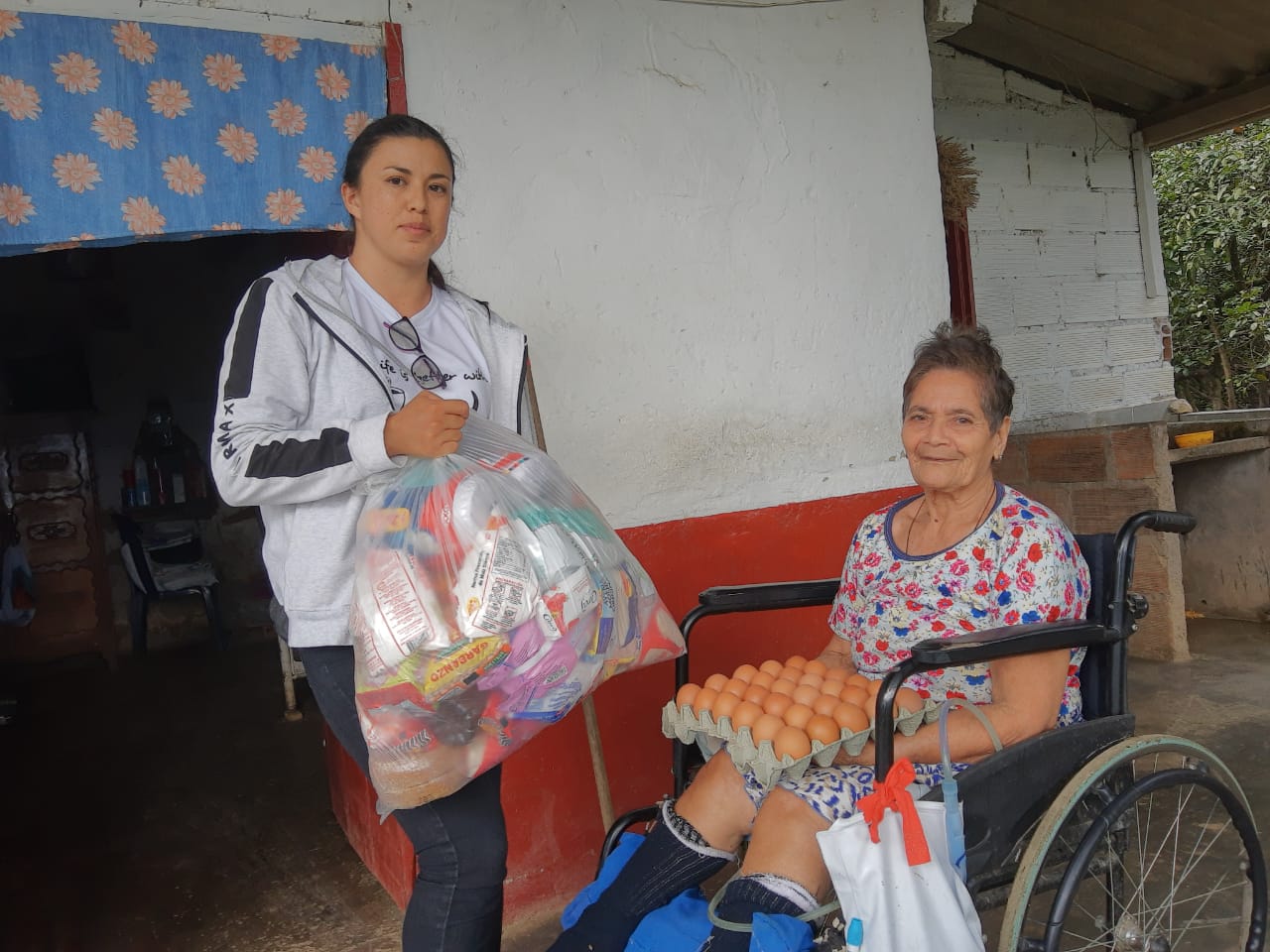 Olaya entrega suplementos alimentarios a las personas discapacitadas