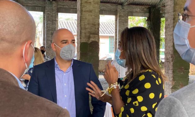 Bello es reconocido por el trabajo artístico, cultural y de emprendimiento ante la Ministra de Cultura