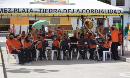 Entrega de dotación de instrumentos de música en Gómez Plata