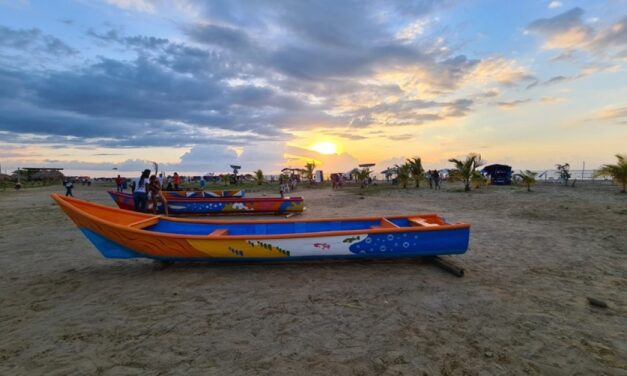 Las canoas de Turbo son arte sobre el mar
