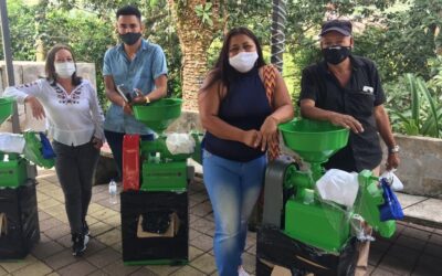 La alcaldía de San Rafael beneficia a los campesinos con ocho trilladoras de arroz