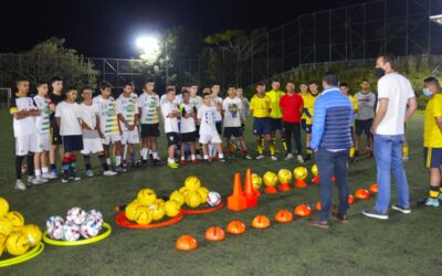 La alcaldía de Anorí entrega dotación de implementos deportivos
