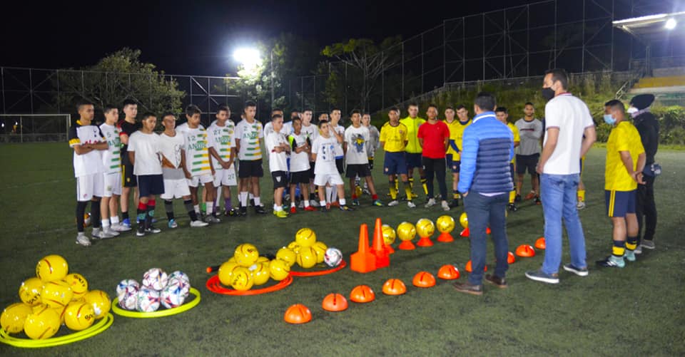 La alcaldía de Anorí entrega dotación de implementos deportivos La alcaldía de Anorí entrega dotación de implementos deportivos