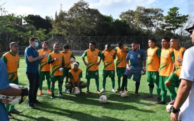 Dotación deportiva para los futbolistas de Santa Bárbara