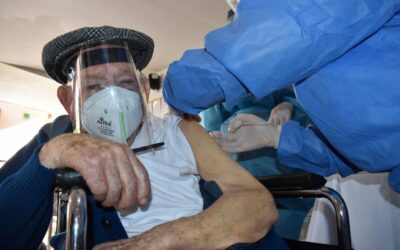 La Ceja vacunó al primer adulto mayor