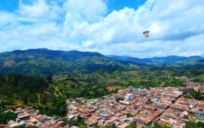 Recolección de residuos reciclables y mejora de las vías rurales en Jericó