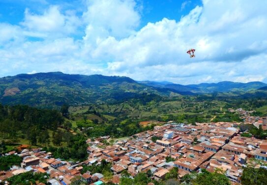 Recolección de residuos reciclables y mejora de las vías rurales en Jericó