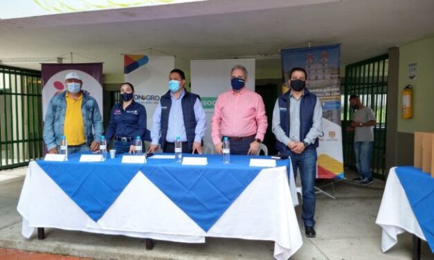 En Rionegro se entregó tabletas y computadores a estudiante de la vereda La Playa