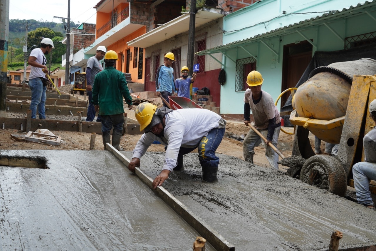 Mejoramiento de vías en Caracolí