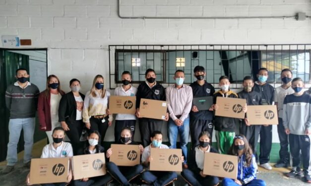 20 computadores donados al colegio del corregimiento San José en La Ceja