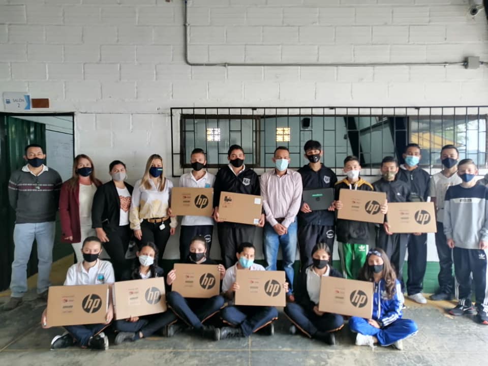 20 computadores donados al colegio del corregimiento San José en La Ceja
