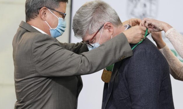 La Gobernación de Antioquia le hace un reconocimiento al director de la Aeronáutica Civil