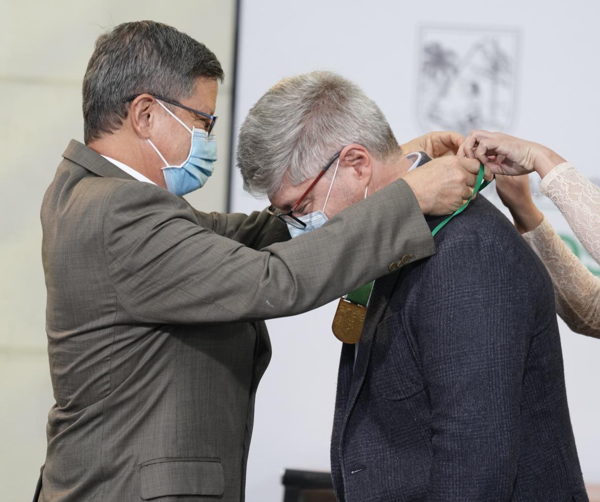 La Gobernación de Antioquia le hace un reconocimiento al director de la Aeronáutica Civil