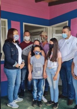 Una familia campesina recibió su vivienda en Marinilla