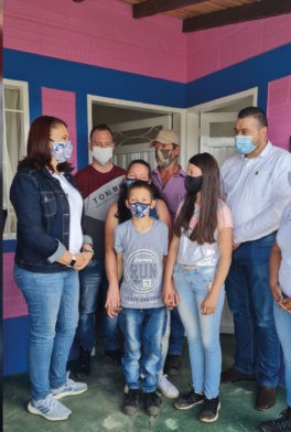 Una familia campesina recibió su vivienda en Marinilla