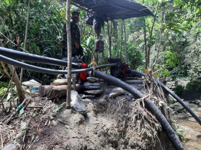 En un operativo se capturó a cinco personas por minería ilegal en Sonsón En un operativo se capturó a cinco personas por minería ilegal en Sonsón