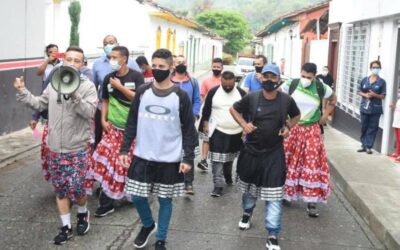Hombres del Suroeste visten con falda
