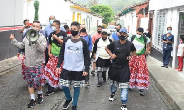 Hombres del Suroeste visten con falda