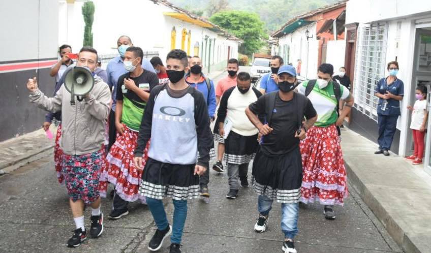 Hombres con falda en Valparaíso