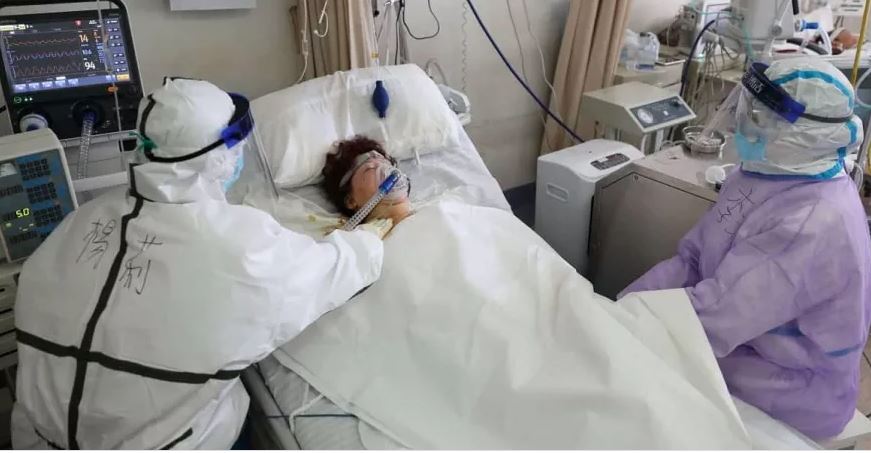 Médicos temen que llegue el momento de decidir quién vivirá y quien morirá.