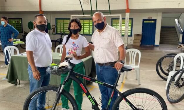 Reciben bicicletas gratuitas 34 estudiantes de Valparaíso