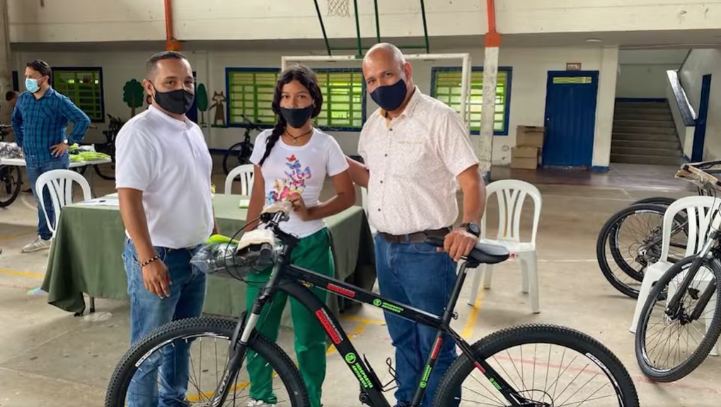 Reciben bicicletas gratuitas 34 estudiantes en Valparaíso.