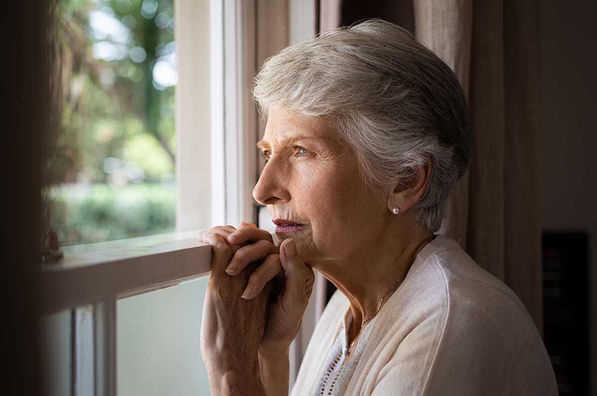 mujer-mayor-mira-ventana
