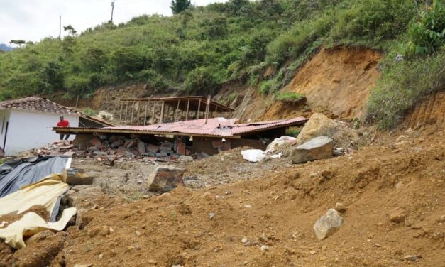 Visitan puntos críticos por movimientos en masa en Copacabana