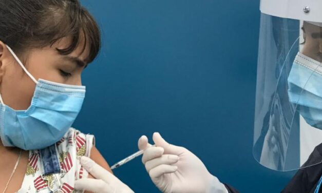 Esquemas de vacunación funcionan sin descanso en Medellín