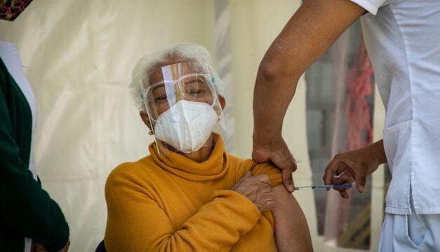 ¡Atención! Medellín comienza la vacunación sin cita previa para mayores de 55 años