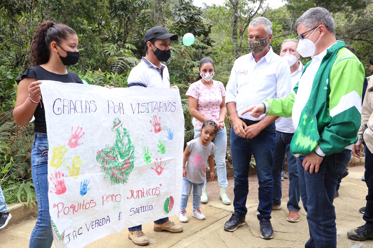 En Santo Domingo se entregaron obras por más de $ 4.000 millones de pesos En Santo Domingo se entregaron obras por más de $ 4.000 millones de pesos